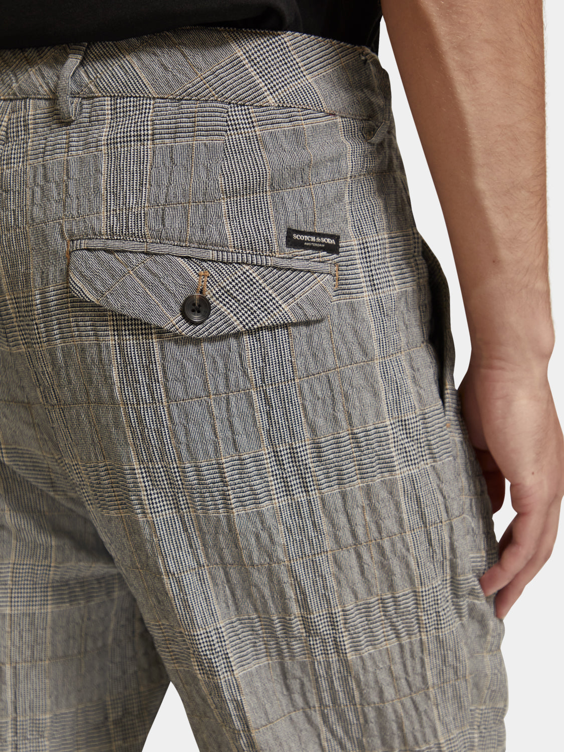 Scotch & Soda Blake slim fit chinos, men's pants in a neutral color, featuring a tailored design and classic pockets.