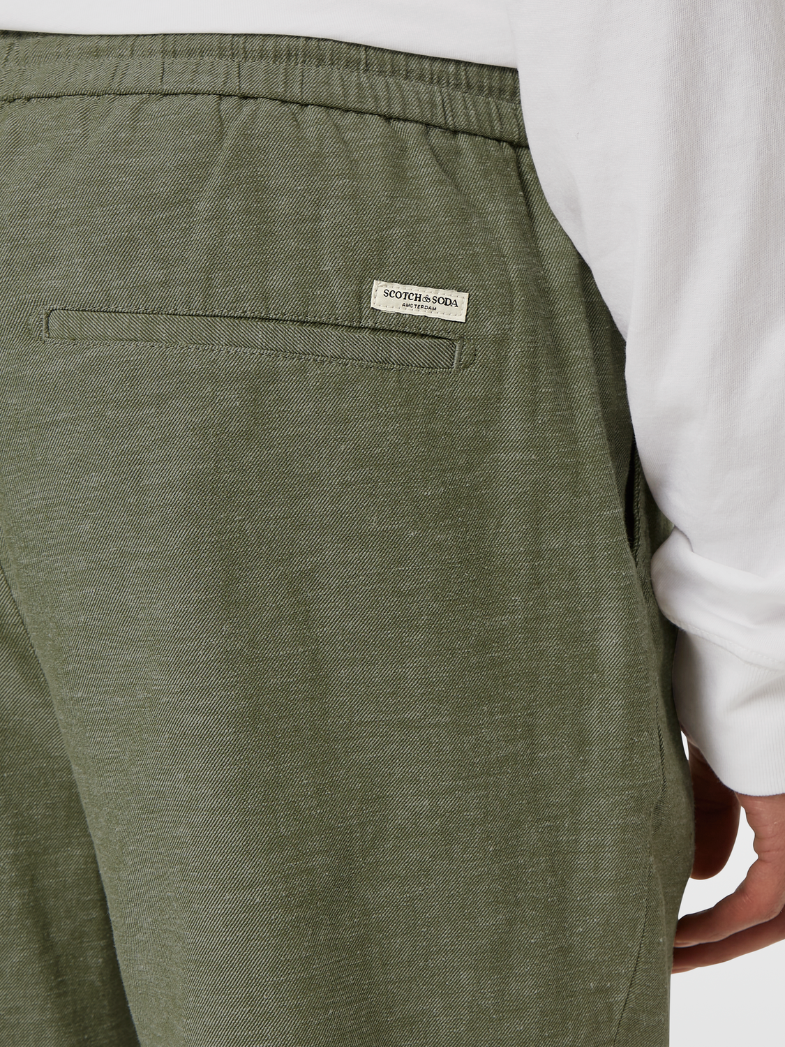 SCOTCH & SODA Fave cotton-linen shorts in neutral tones, featuring a relaxed fit and casual style, displayed on a model.
