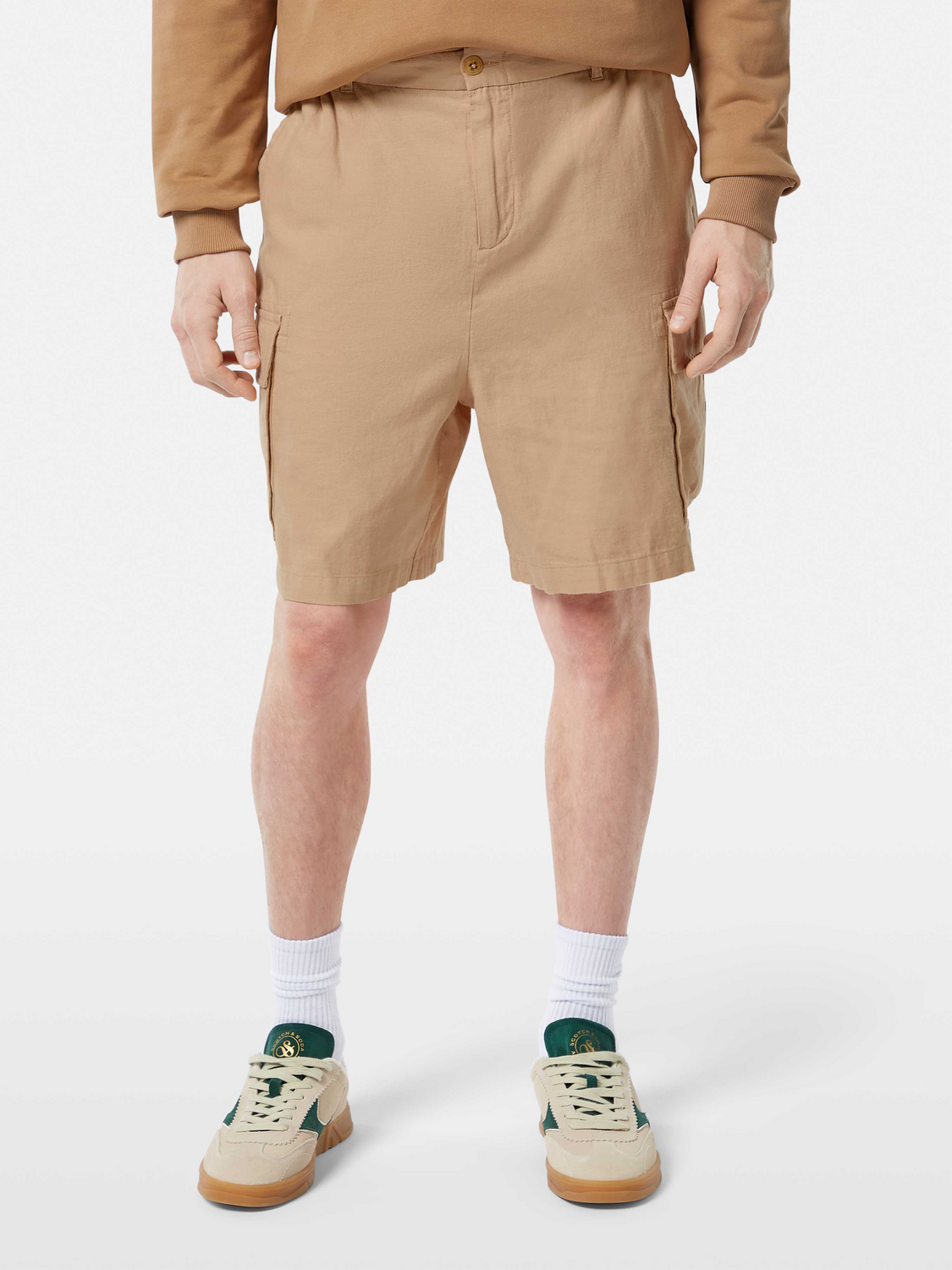 Light blue Scotch & SODA cargo shorts with multiple pockets, casual style, and relaxed fit, shown on a model.