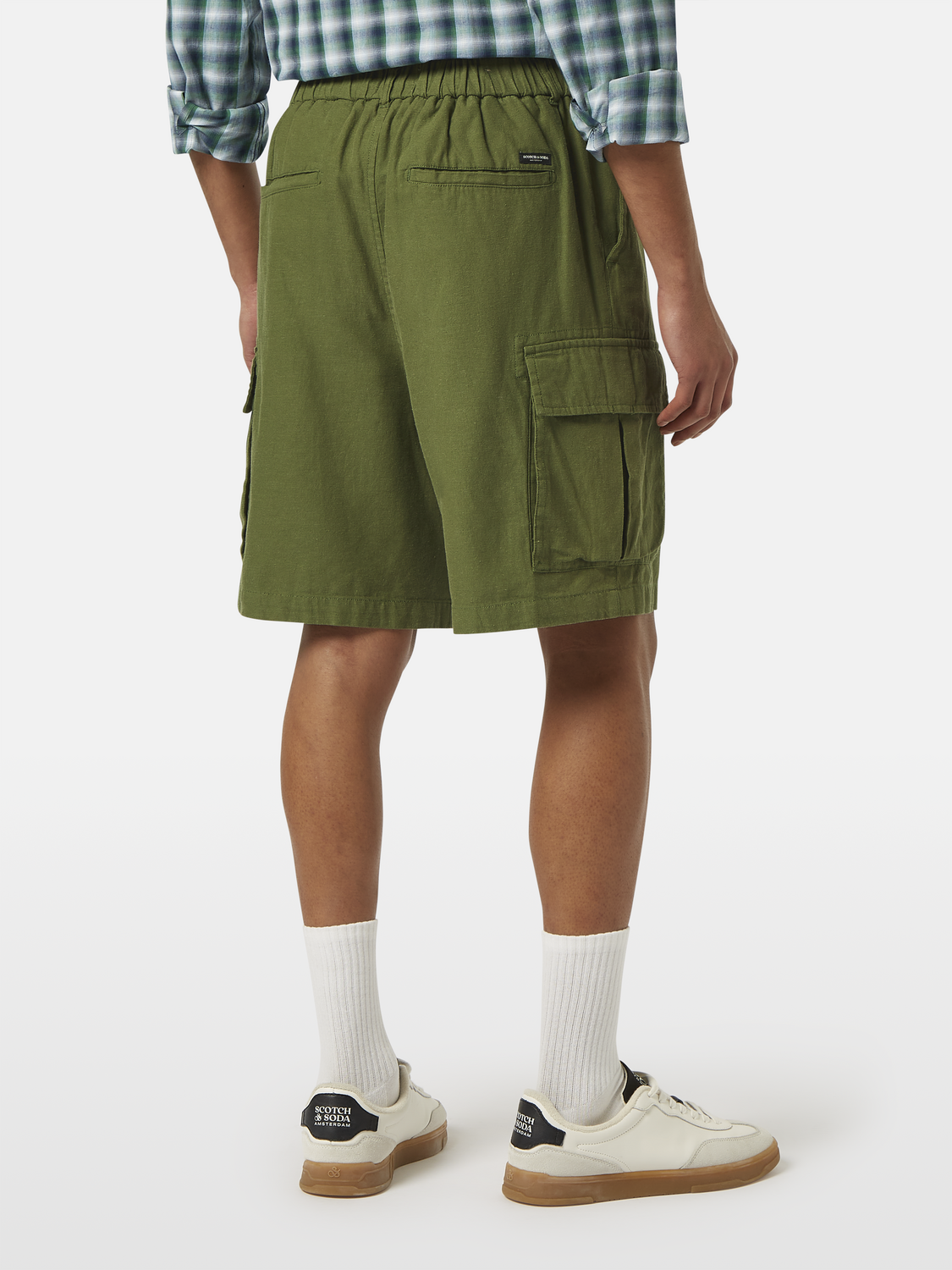 SCOTCH & SODA cargo shorts displayed from the back, featuring multiple pockets and a relaxed fit in lightweight fabric.