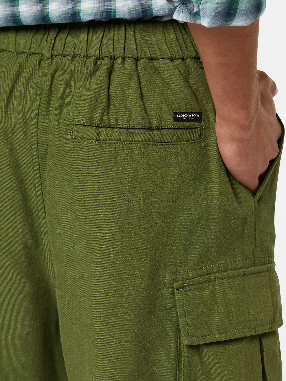 SCOTCH & SODA cargo shorts featuring multiple pockets, casual fit, and lightweight fabric for everyday wear.