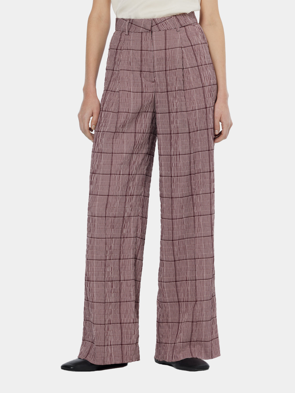 Wide-fit rose-colored pants by Scotch & Soda, featuring relaxed fit and stylish design, displayed on a model.