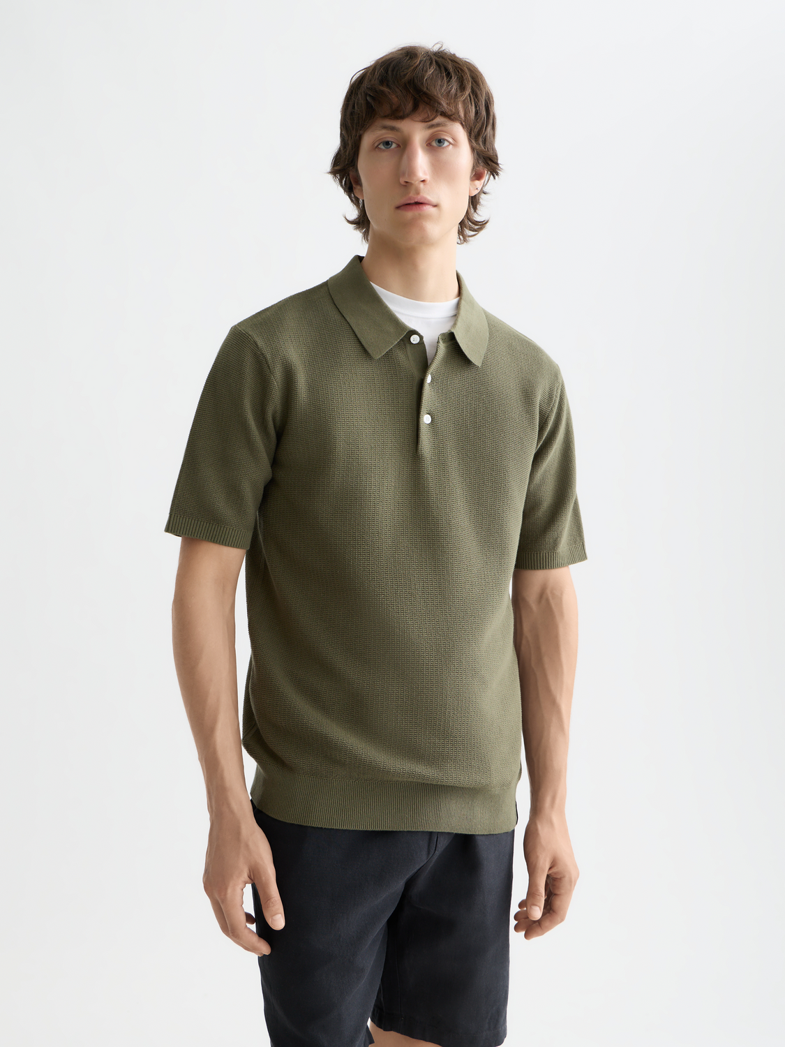 Scotch & Soda knitted polo shirt in dark red with a classic collar and short sleeves, displayed on a mannequin.