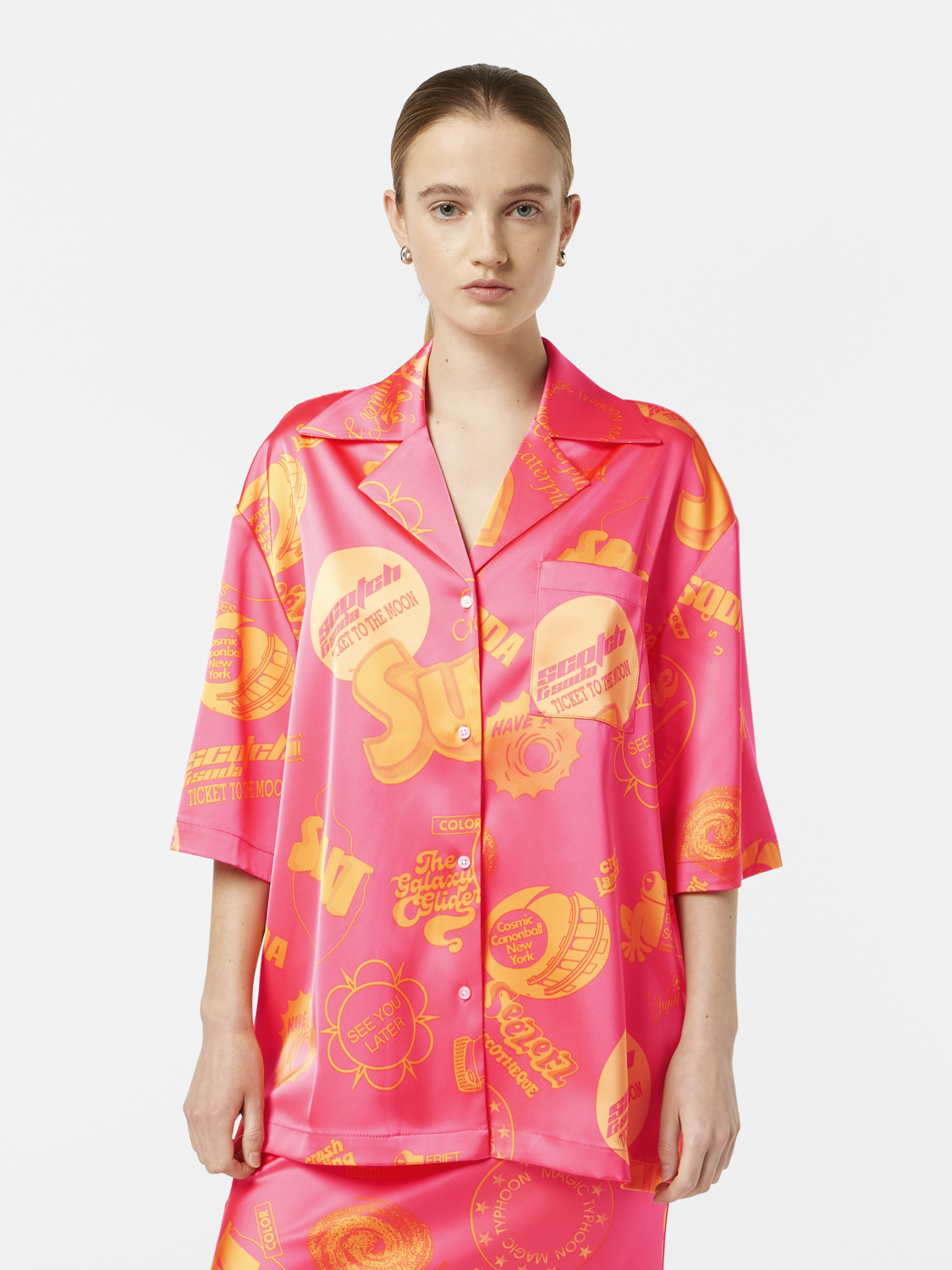 SCOTCH & SODA satin short-sleeved shirt in a smooth fabric, front view