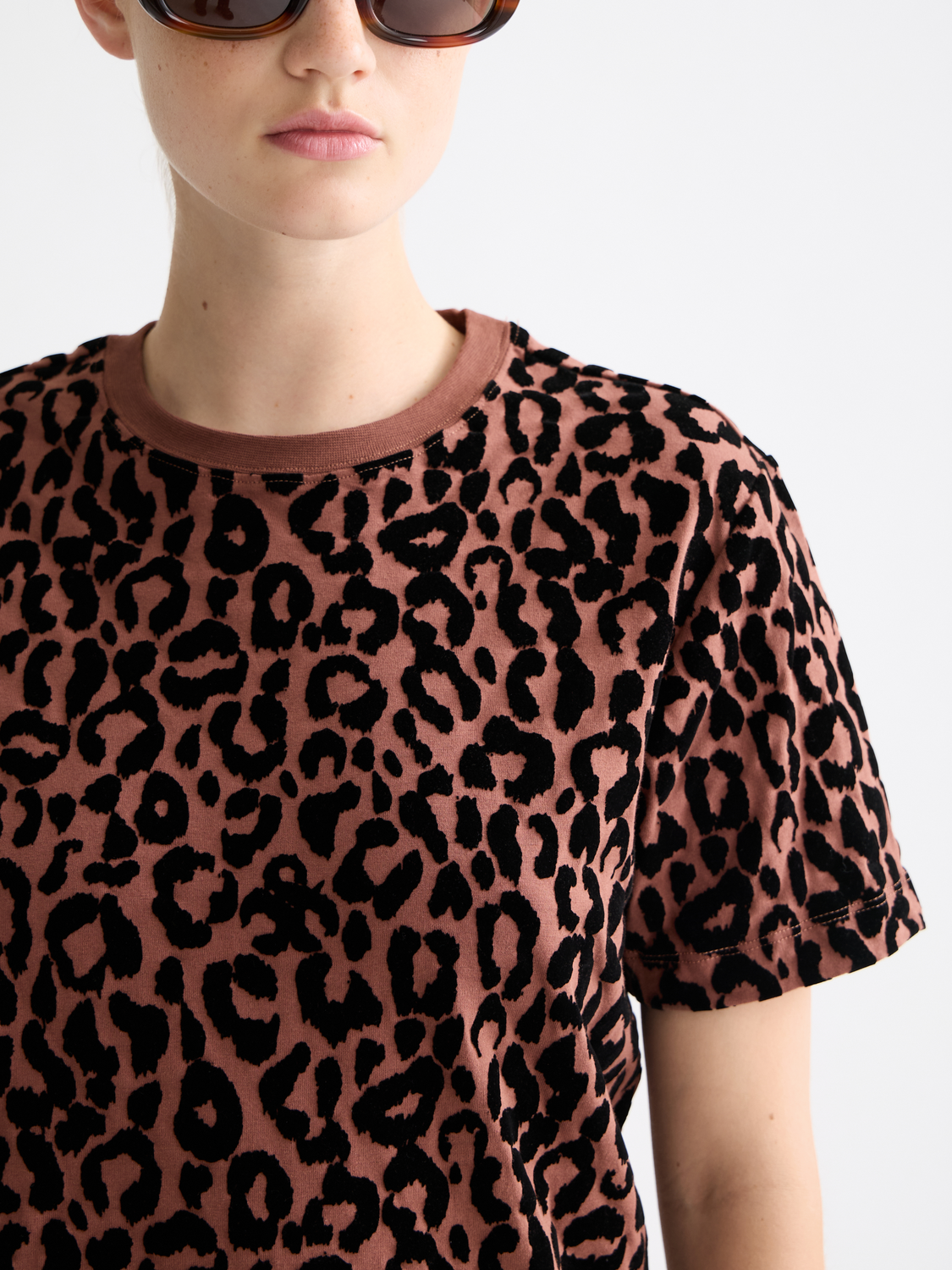 Blue Scotch & Soda flock t-shirt with short sleeves, featuring a relaxed fit and graphic design on the front.