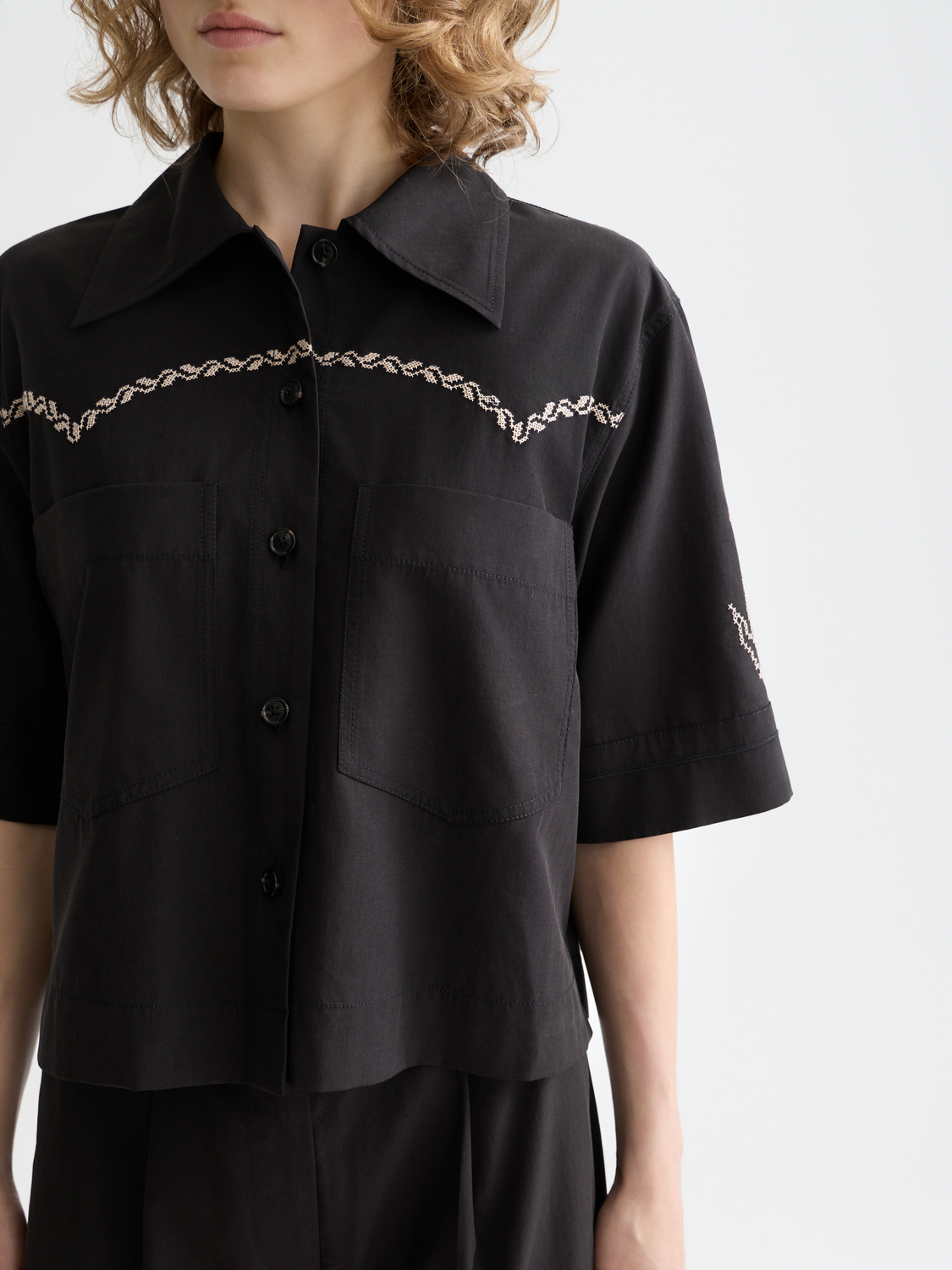 Short-sleeved Scotch & Soda shirt with a classic collar, featuring a stylish printed design on lightweight fabric.
