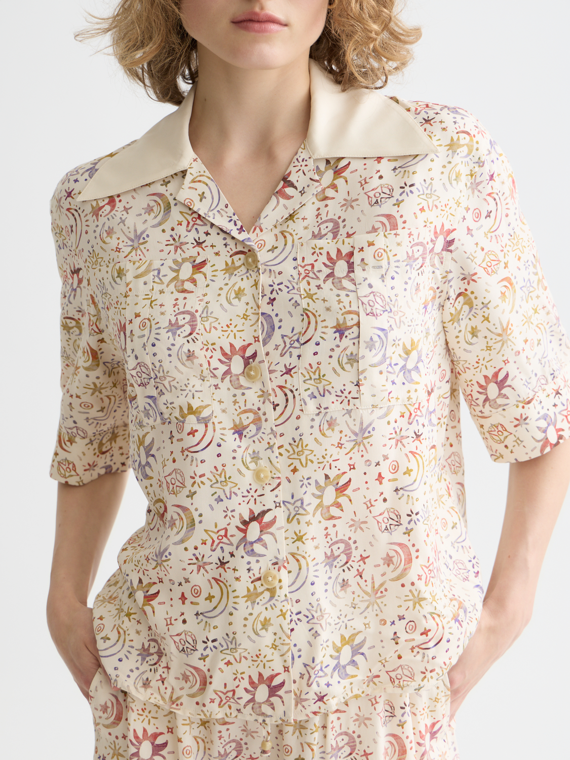 Printed Scotch & Soda short-sleeve shirt with vibrant pattern, displayed on a mannequin.