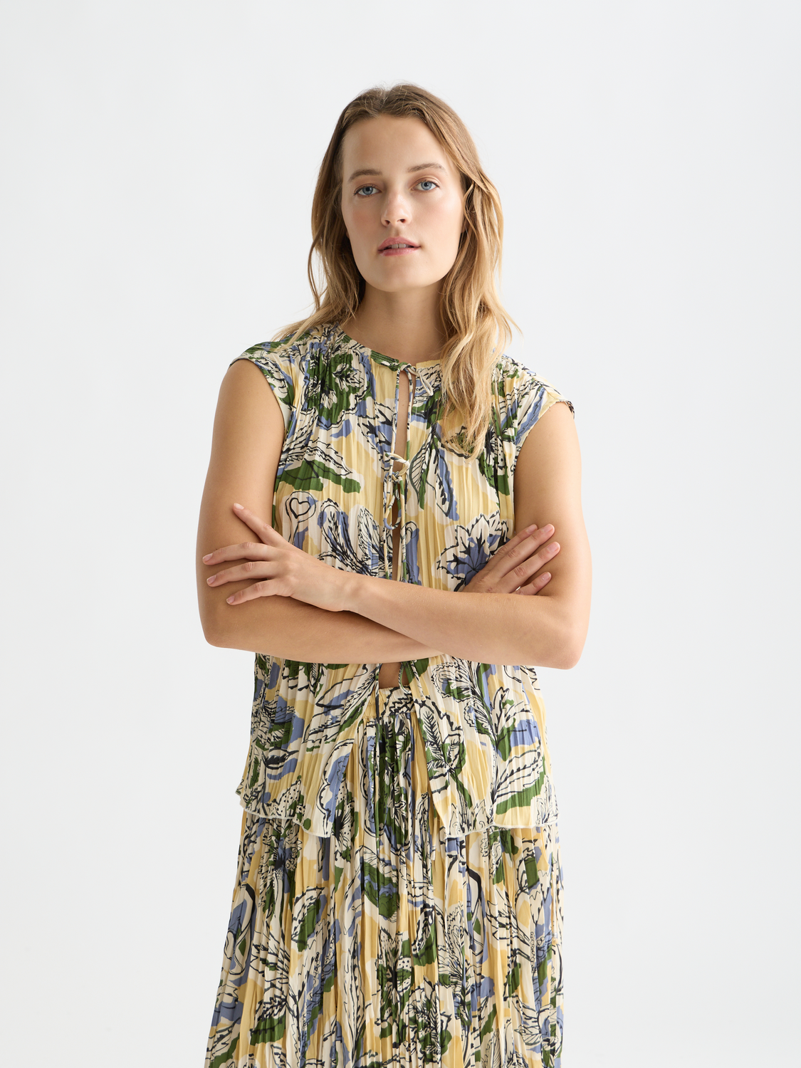Relaxed knitted vest with stripe trim from Scotch & Soda, featuring a woven top design in neutral tones.