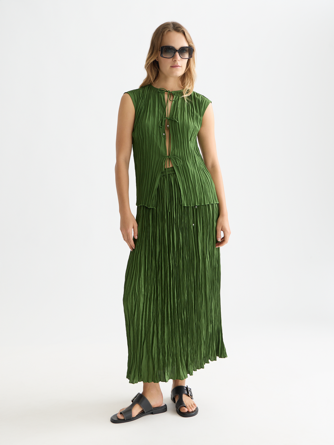Woven printed pleat top from Scotch & Soda featuring a stylish design and elegant pleated fabric.