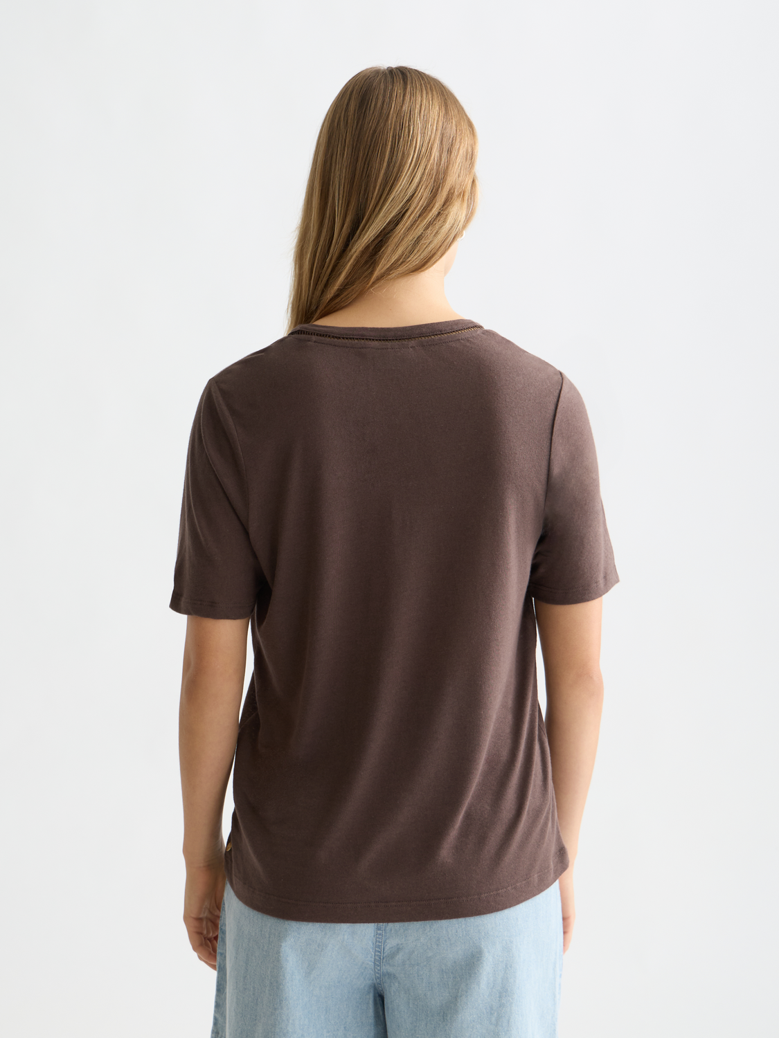 Linen V-neck T-shirt from Scotch & Soda, short sleeve men's tee in light, breathable linen fabric with a casual fit.