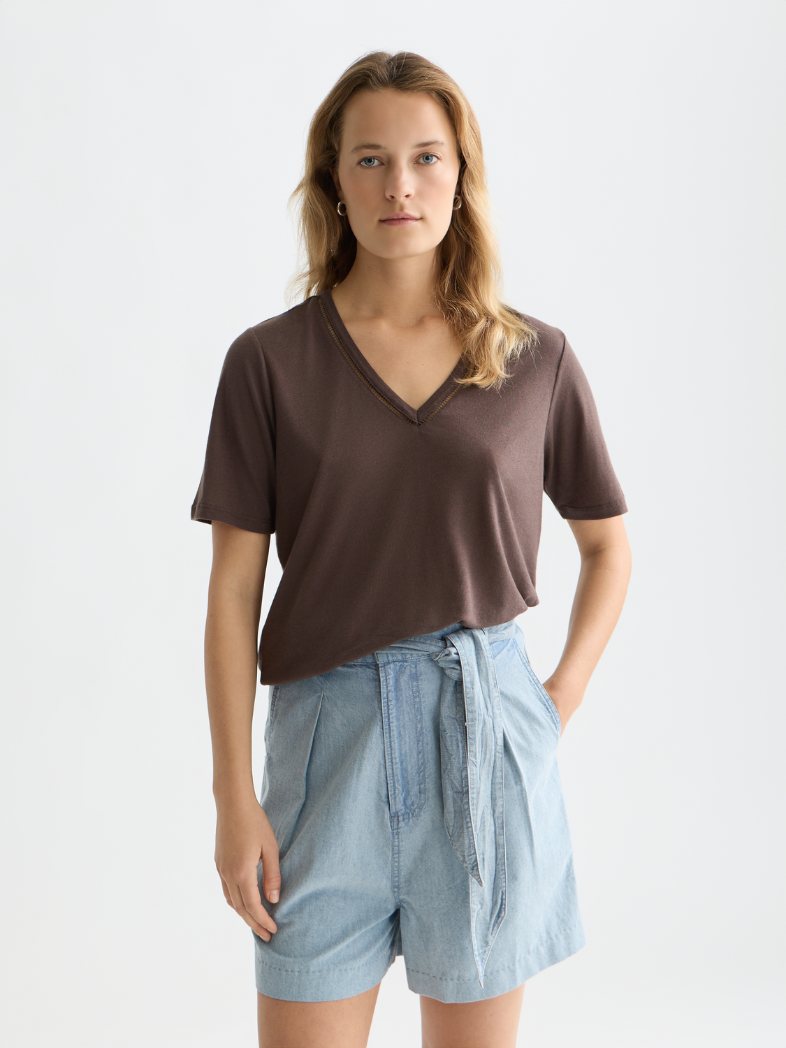 Light beige linen V-neck T-shirt from Scotch & Soda, short-sleeve casual tee with soft fabric and relaxed fit.
