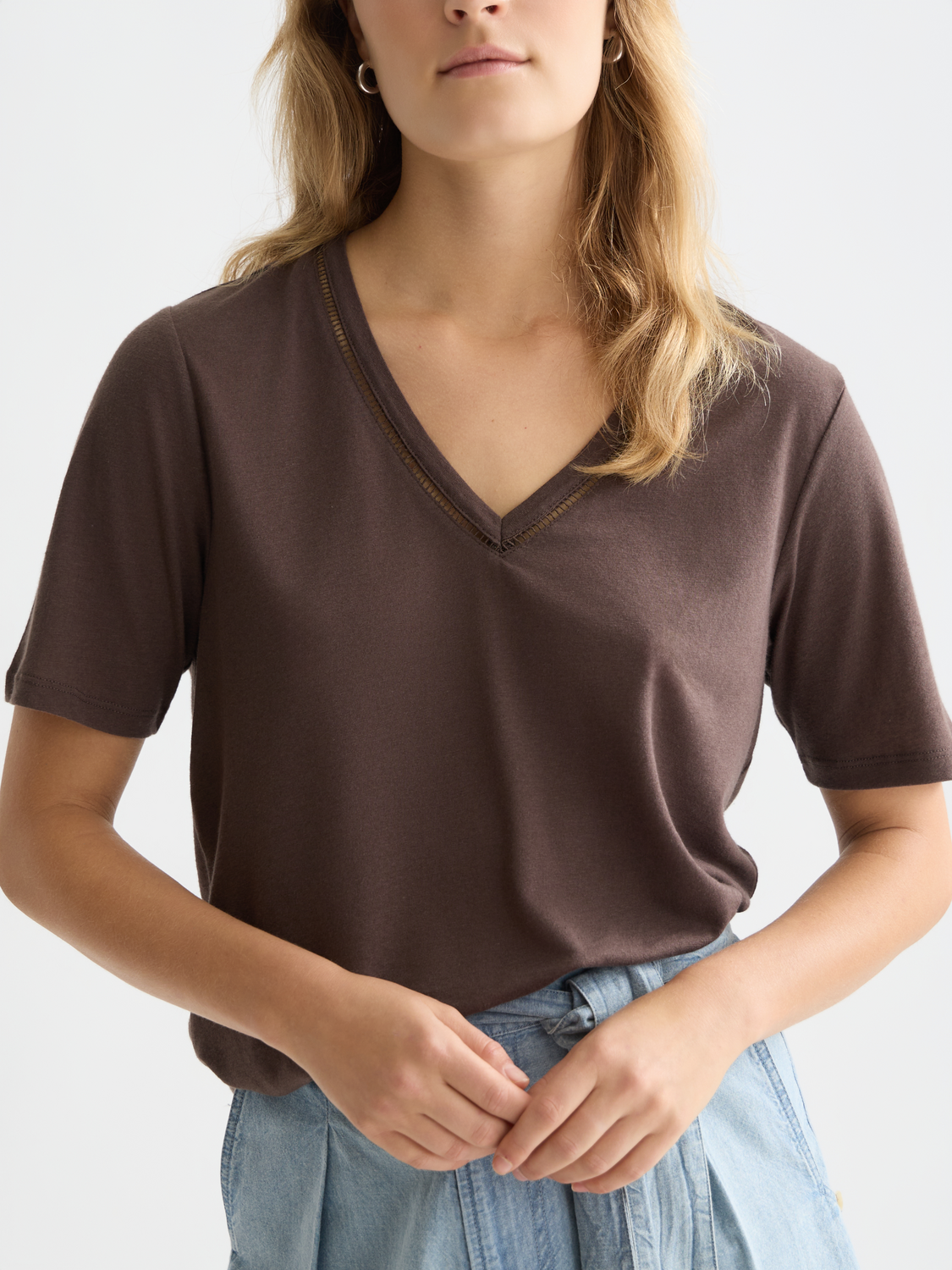 Light beige linen V-neck T-shirt from Scotch & Soda, short-sleeve casual tee with soft fabric and relaxed fit.