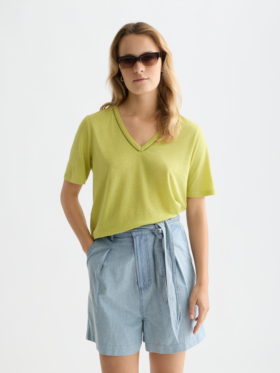 Linen V-neck T-shirt from Scotch & Soda, short sleeve tee in light fabric with a V-neckline and casual fit.