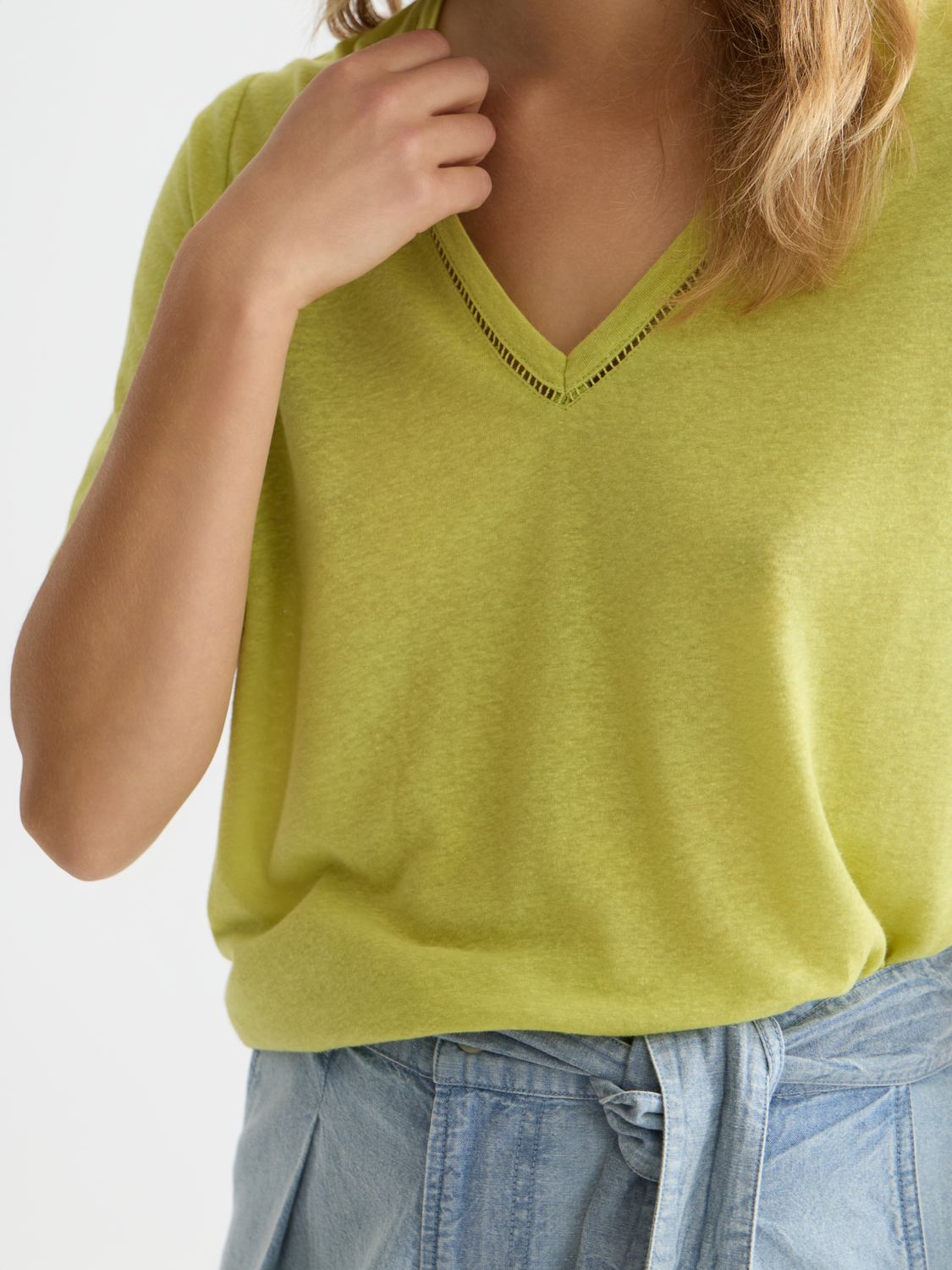 Linen V-neck t-shirt from Scotch & Soda, short sleeve casual shirt in lightweight, breathable fabric with a relaxed fit.