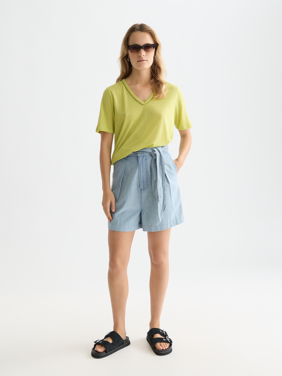Light beige Scotch & SODA linen V-neck T-shirt, short-sleeve casual tee with soft fabric and relaxed fit.