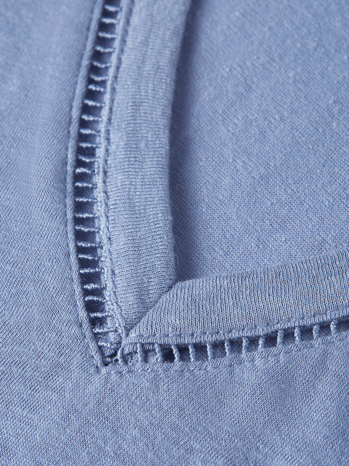 Light beige linen V-neck T-shirt from Scotch & Soda, short-sleeve summer tee with relaxed fit and soft fabric detail.