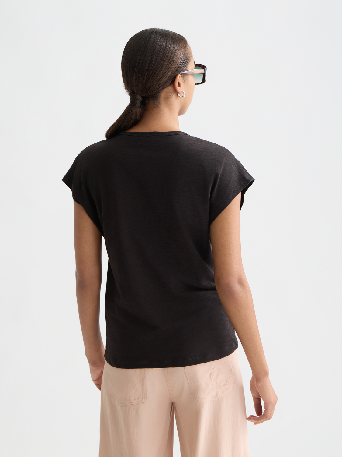 Scotch & Soda embroidered v-neck short sleeve t-shirt with floral embroidery on back, casual stylish men's tee.