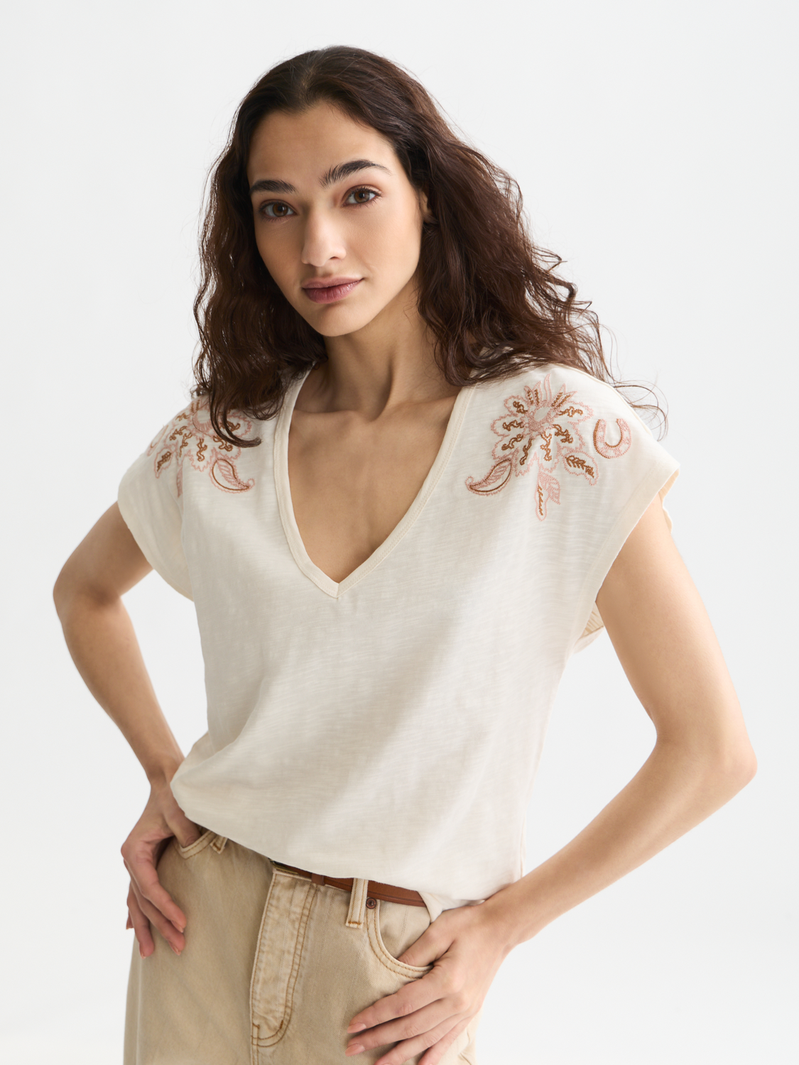 Embroidered SCOTCH & SODA V-neck short sleeve t-shirt with front embroidery, casual style, displayed on a mannequin.