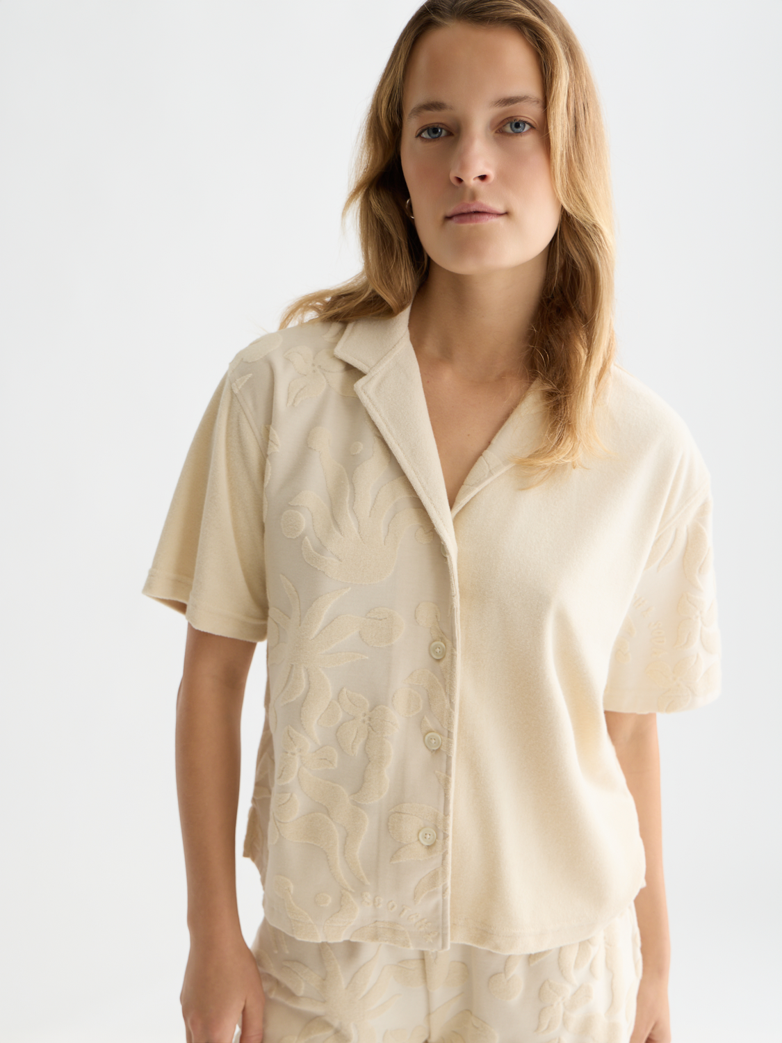 Light beige Scotch & SODA towelling short-sleeved shirt with a relaxed fit, displayed on a neutral background.