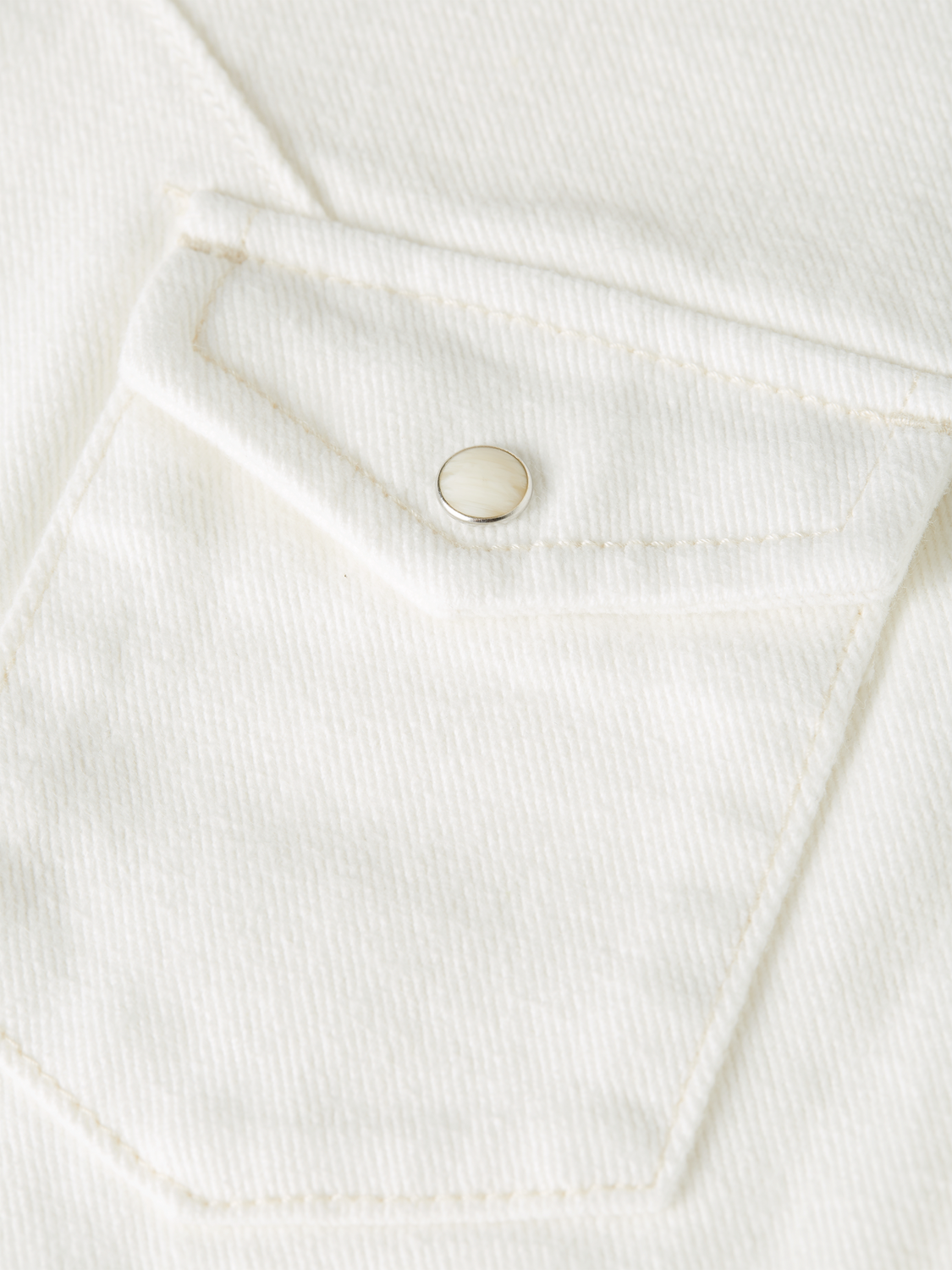 Light blue Scotch & Soda denim short-sleeve shirt with button-down collar and chest pockets, casual and stylish for everyday wear.