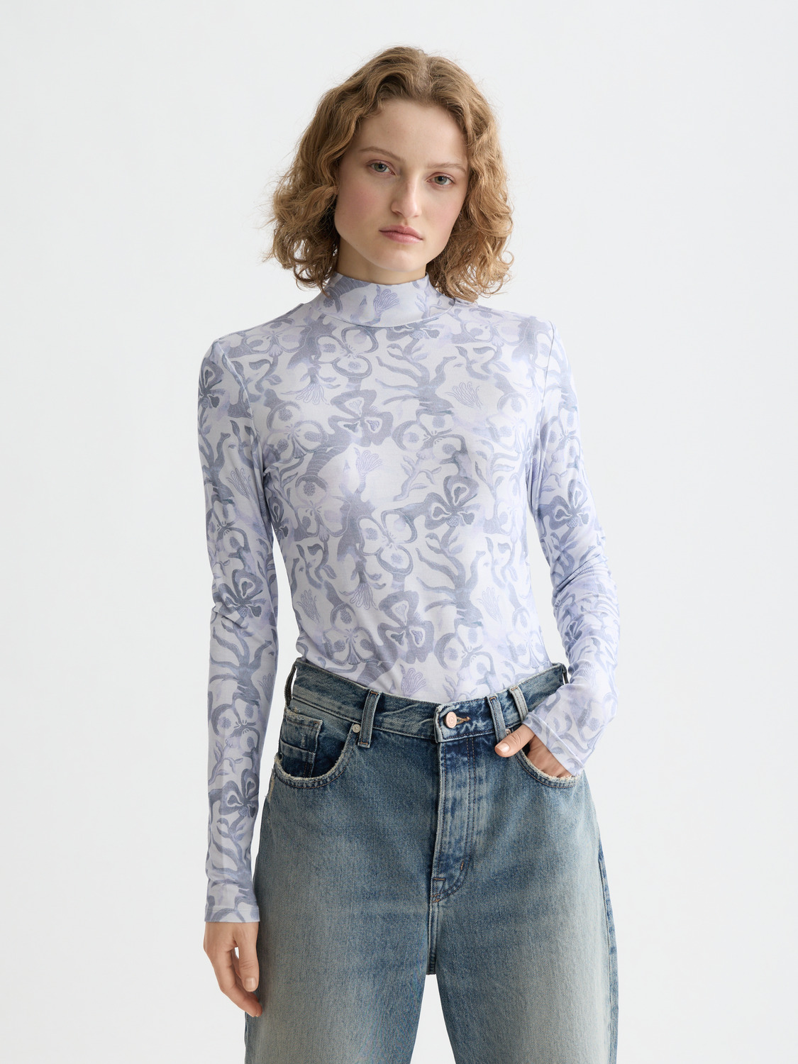 Long-sleeve printed mock neck tee by Scotch & Soda featuring a stylish design and comfortable fit.