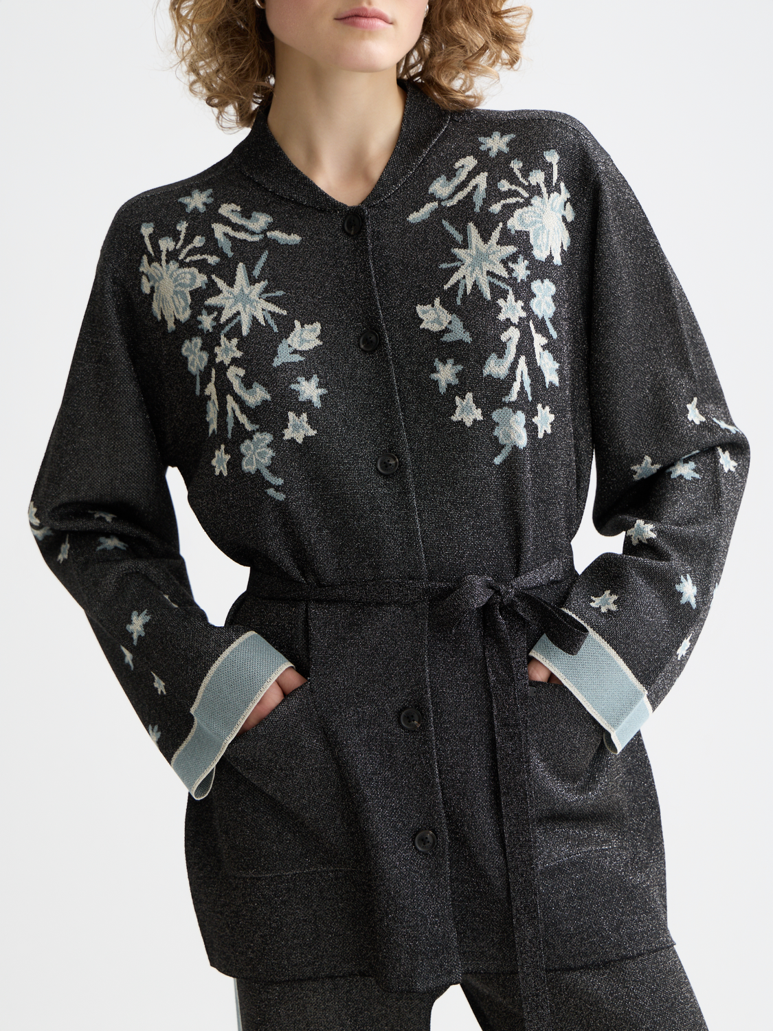Scotch & Soda jacquard knitted jacket featuring intricate patterns and a cozy knitwear design.