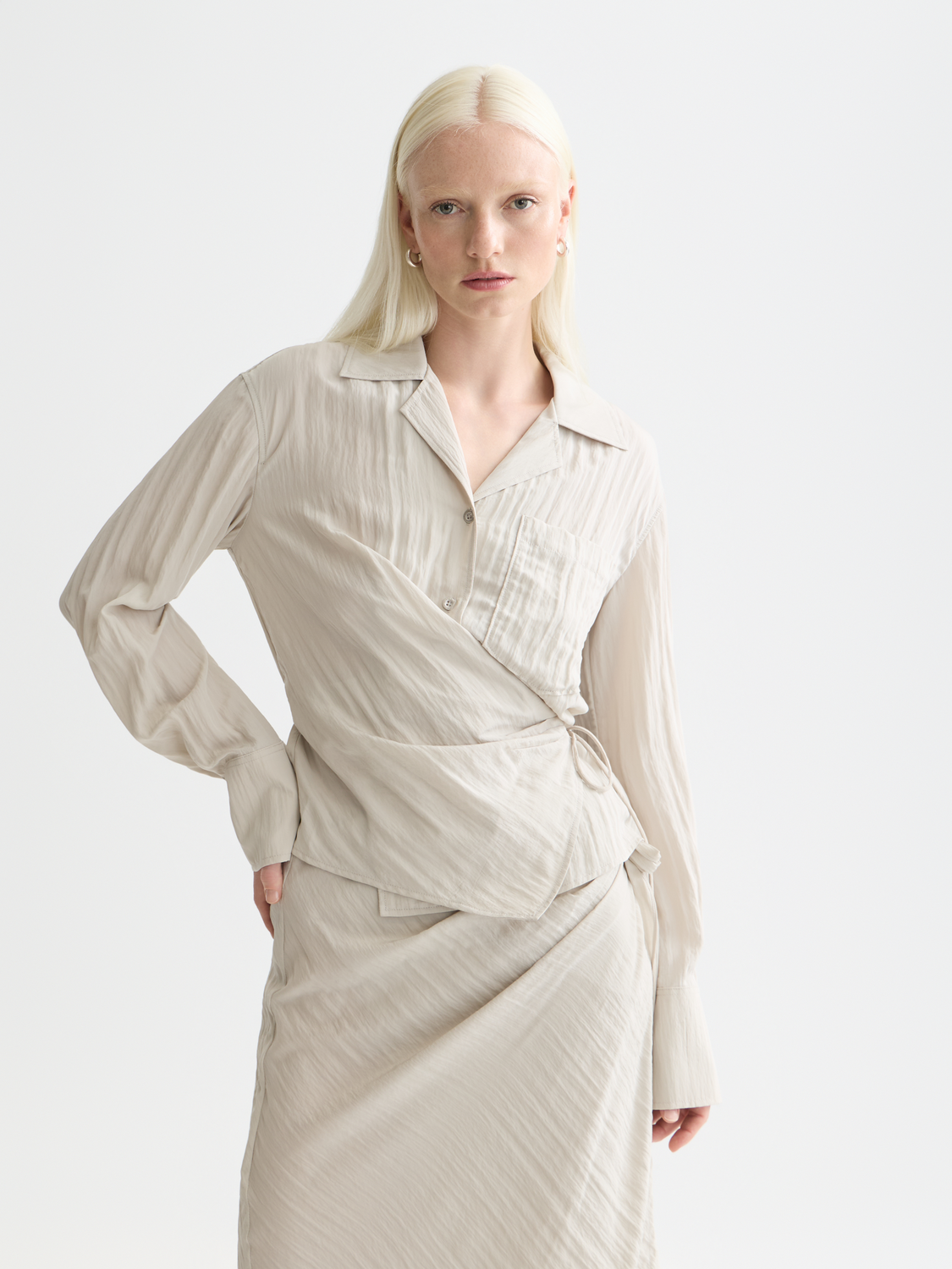 Long-sleeve wrap shirt by Scotch & Soda featuring a stylish front tie and button details in a casual, fashionable design.