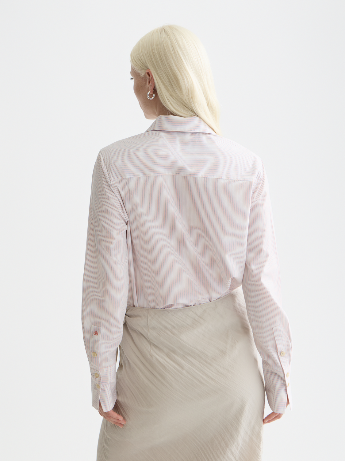 Long-sleeve Scotch & Soda poplin shirt with a classic collar and back design, lightweight fabric, in a versatile color.
