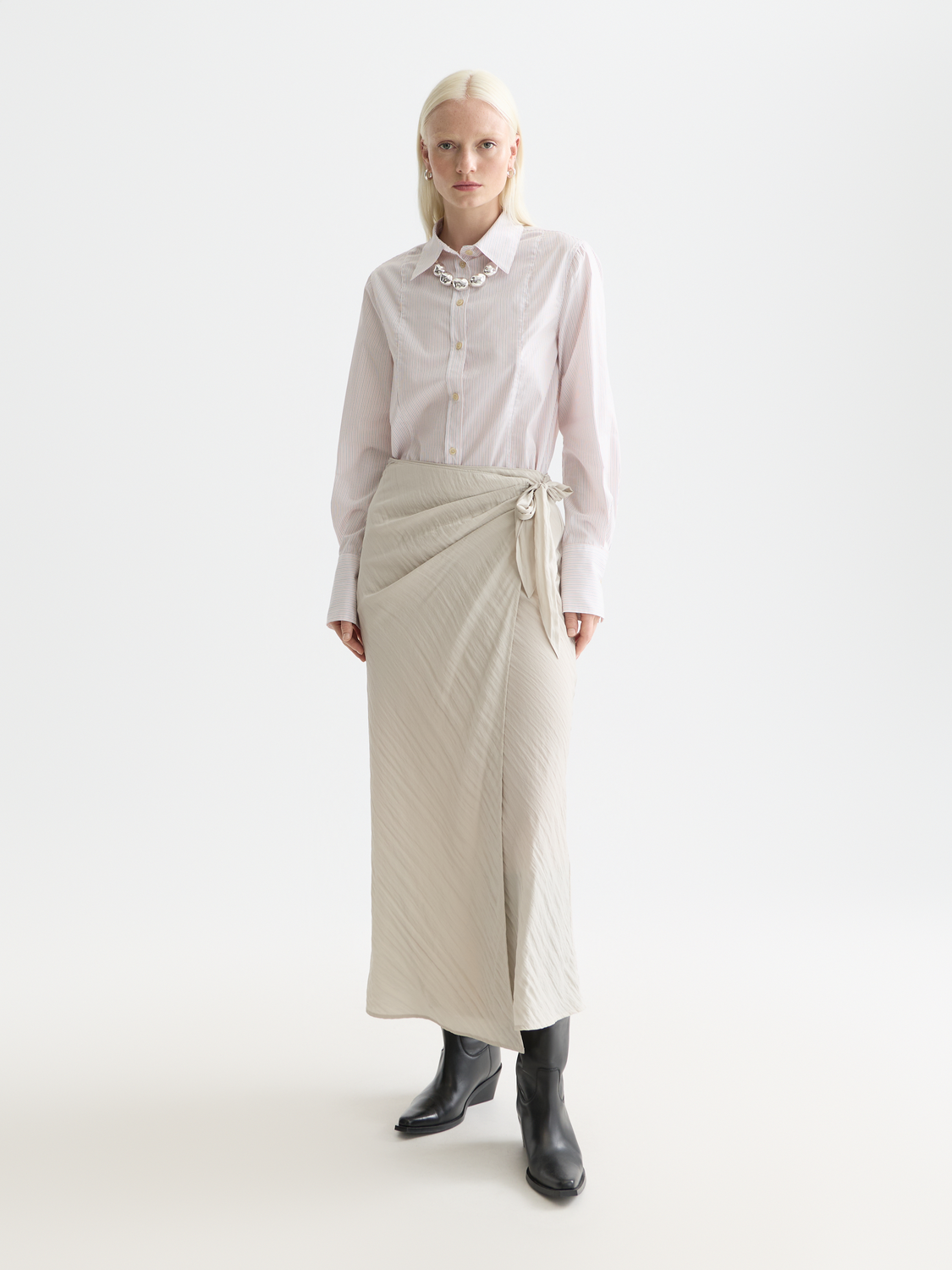 Long-sleeve Scotch & Soda poplin shirt with a classic collar and button front, displayed on a hanger.