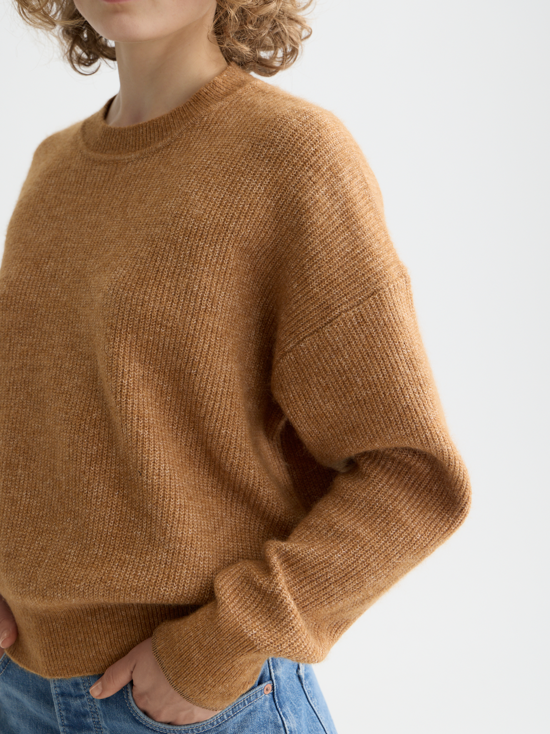 Scotch & Soda crewneck knitwear pullover in soft fabric, featuring a classic design and ribbed cuffs and hem.