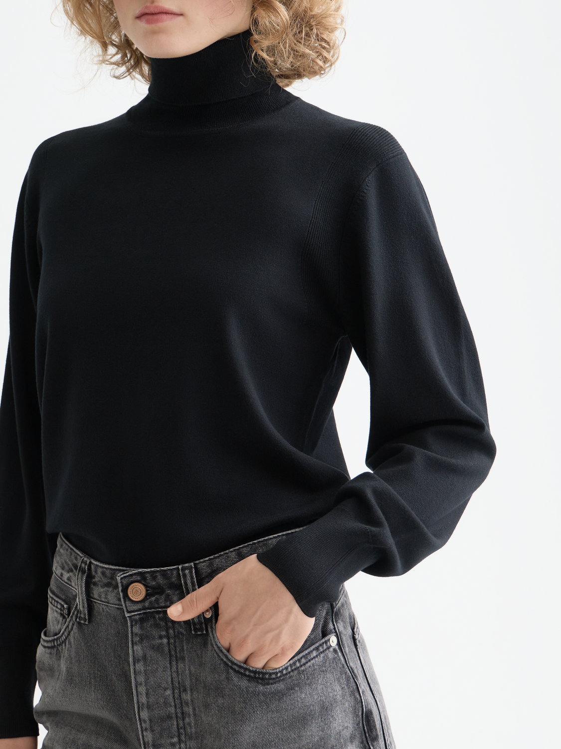 Relaxed knitwear pullover with roll neck from SCOTCH & SODA, featuring soft fabric and a cozy fit, shown in a neutral color.