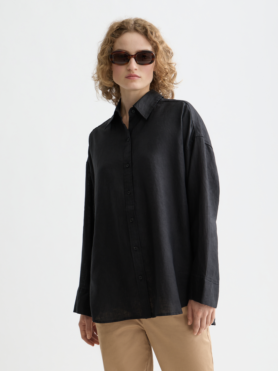 Light beige Scotch & Soda linen long-sleeve shirt with a classic collar and button front, displayed on a mannequin.