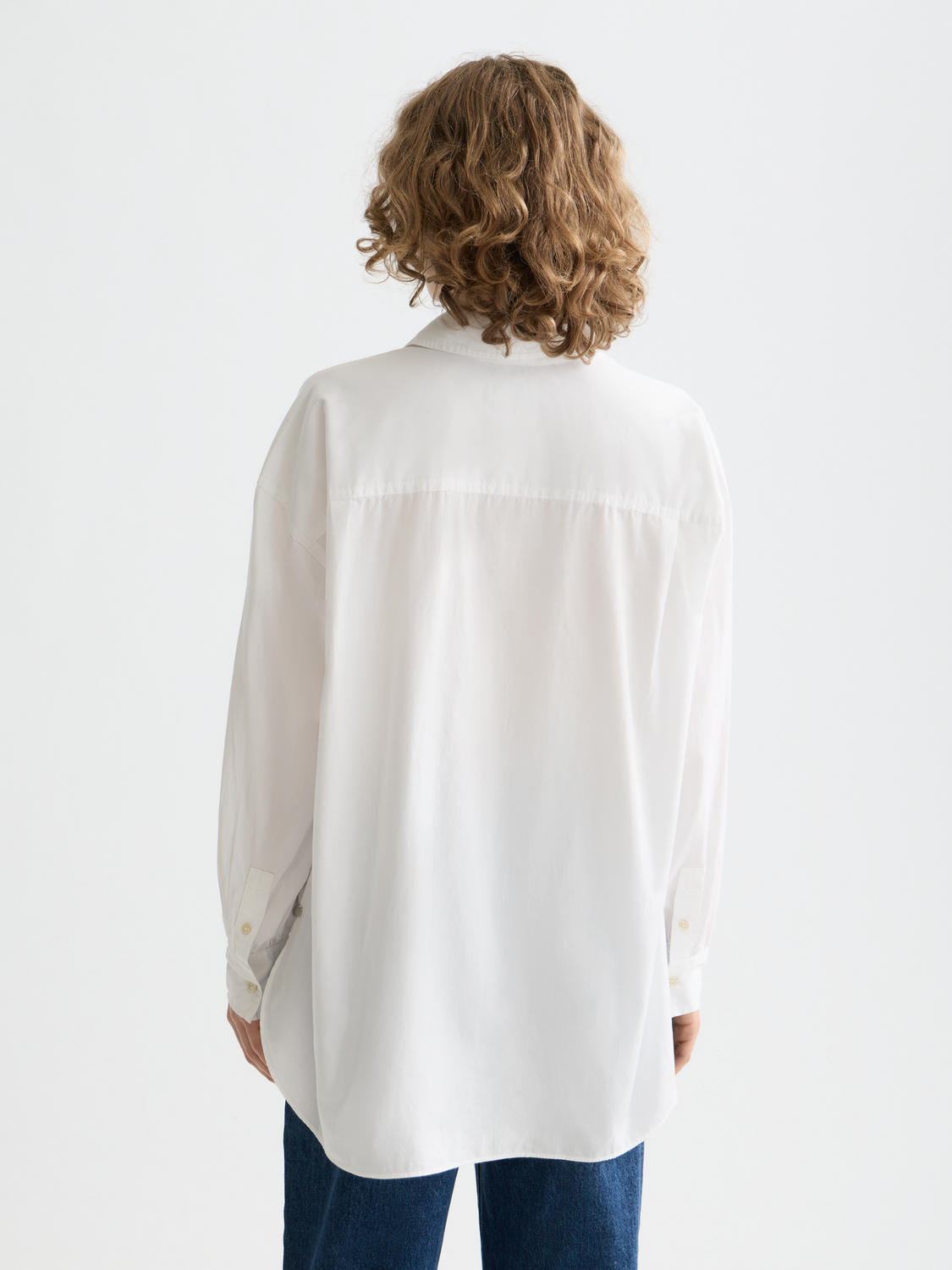 Long-sleeve Scotch & Soda girlfriend poplin shirt with a classic collar and button front, shown from the back in this image.