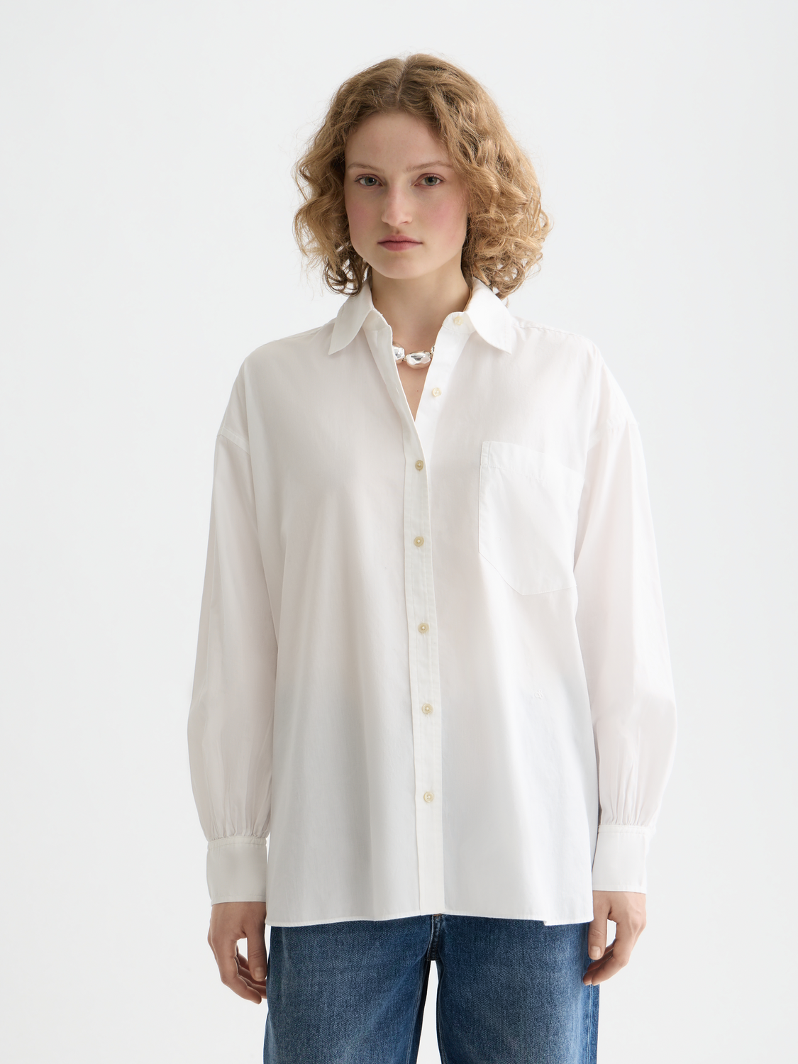 Long-sleeve Scotch & Soda girlfriend poplin shirt in crisp white, featuring a classic collar and button-front design.