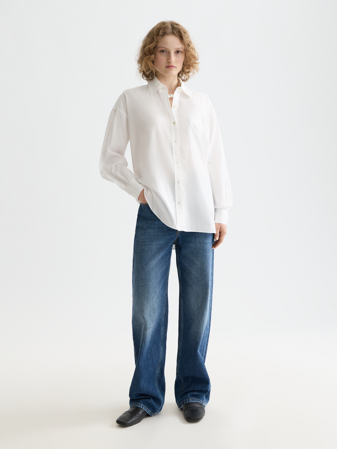 Long-sleeve Scotch & Soda girlfriend poplin shirt in a stylish design, shown on a model with a classic collar and button front.