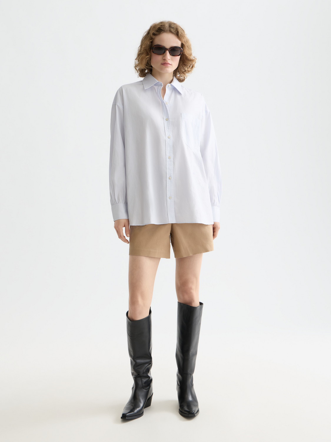 Long-sleeve Scotch & Soda girlfriend poplin shirt with a classic collar and button front, displayed on a mannequin.