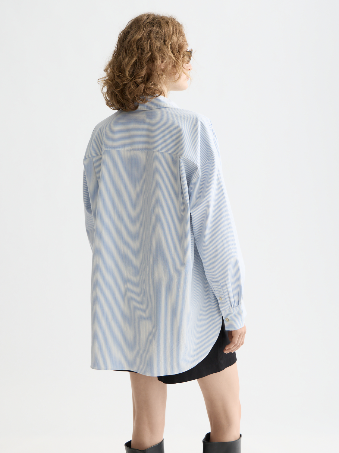Long-sleeve Scotch & Soda girlfriend Oxford shirt with a classic button-down design, shown from the back in the image.