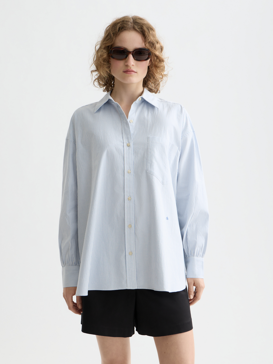 Long-sleeve Scotch & Soda Oxford shirt for women, featuring classic collar and button front in a stylish, casual design.