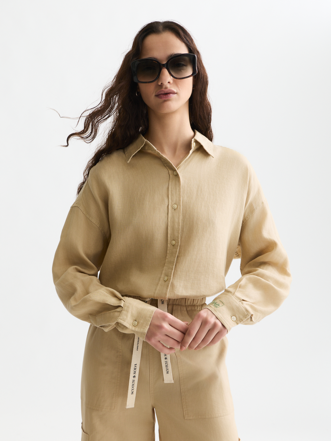 Light beige Scotch & SODA long-sleeve linen shirt with a classic collar and button-up front, displayed on a mannequin.