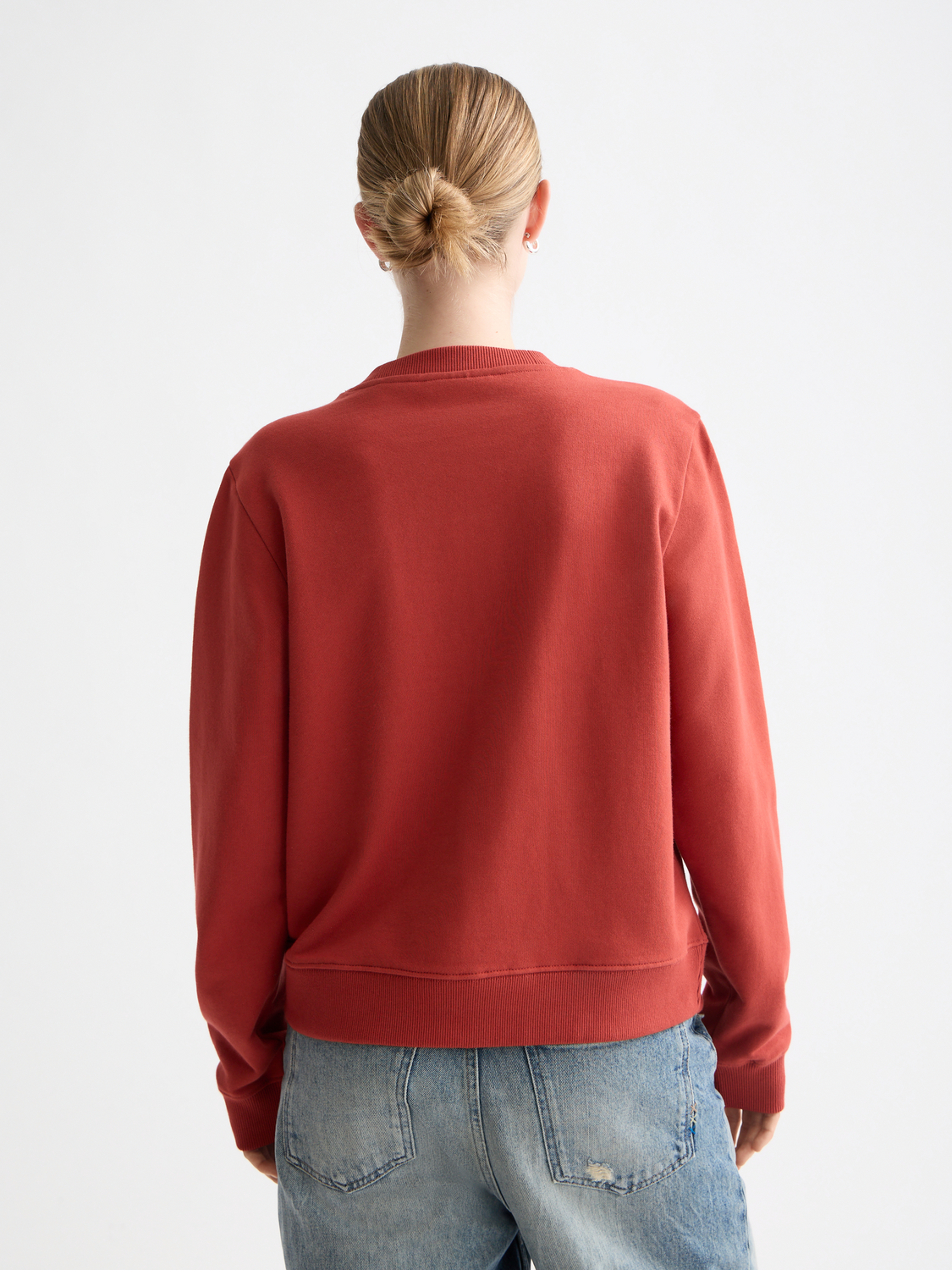 Scarlet sweatshirt featuring chest artwork from Scotch & Soda, casual style with long sleeves and a comfortable fit.