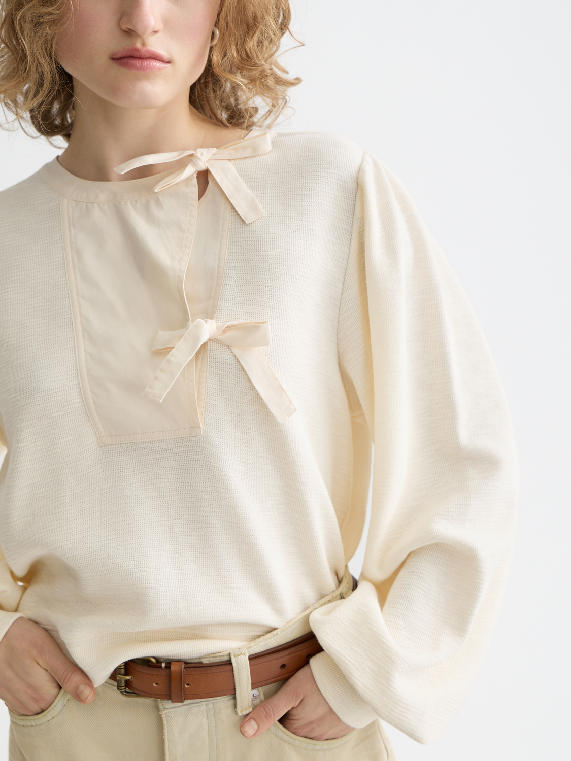 SCOTCH & SODA sweatshirts with placket ties, casual long-sleeve sweats featuring stylish fastening details and comfortable fit.