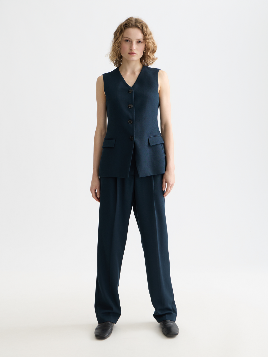 Tailored Scotch & Soda gilet in a sleek design, featuring a fitted silhouette and front pockets, ideal for stylish layering.