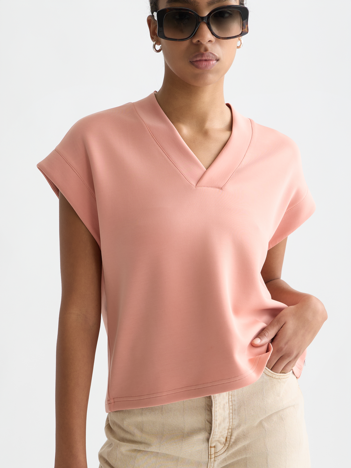 SCOTCH & SODA V-neck short-sleeved sweatshirt, casual sweat top in soft fabric, displayed on a neutral background.
