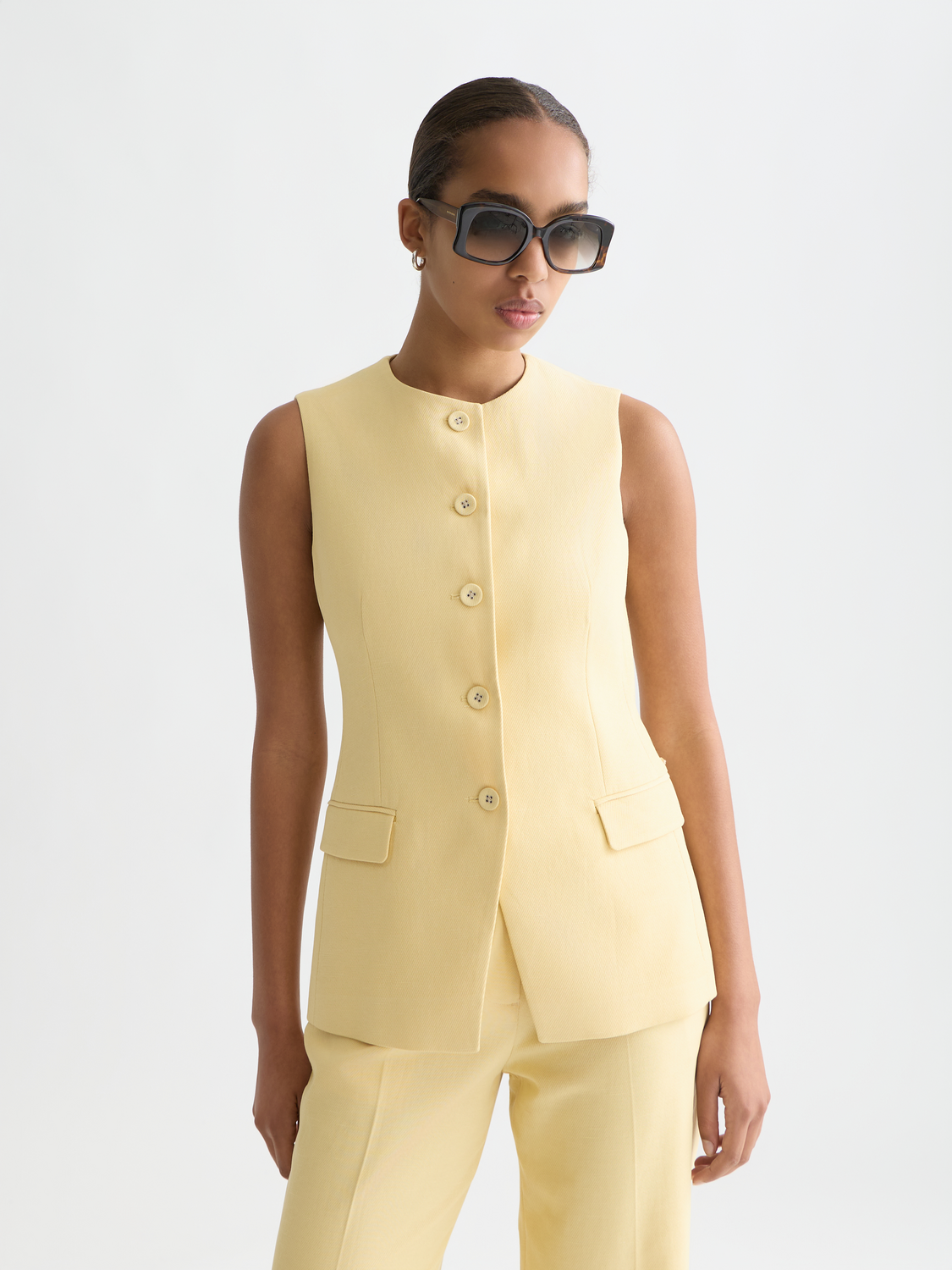 Tailored Scotch & Soda gilet in neutral fabric, front view showing sleek design and fitted silhouette for stylish layering.