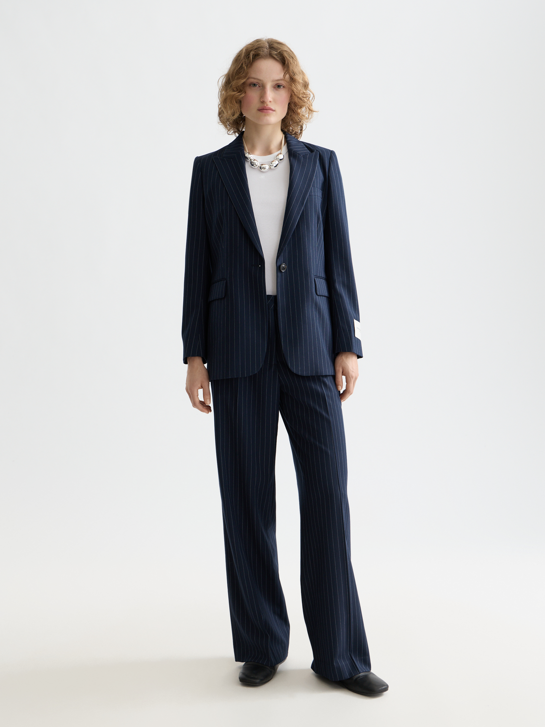 Fitted single-breasted blazer by Scotch & Soda, tailored with a sleek design, featuring a classic lapel and button closure.
