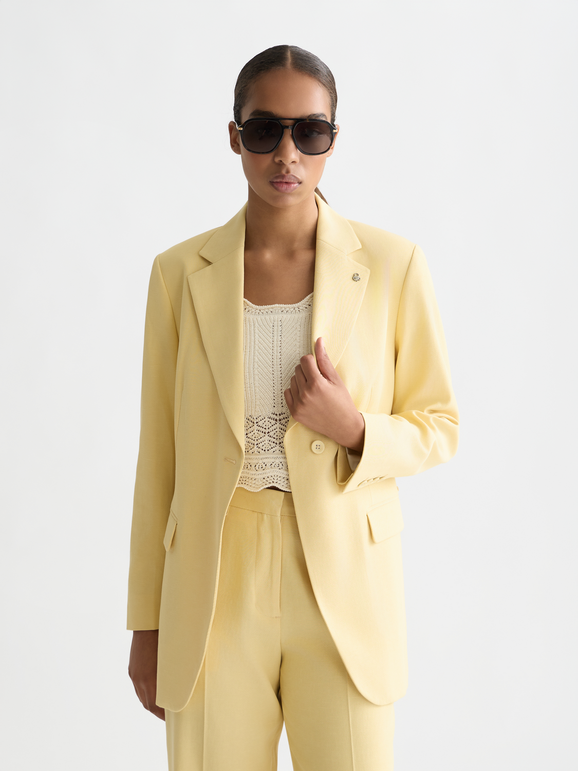 Dark navy Scotch & Soda single-breasted blazer with notch lapel and tailored fit, displayed on a hanger.