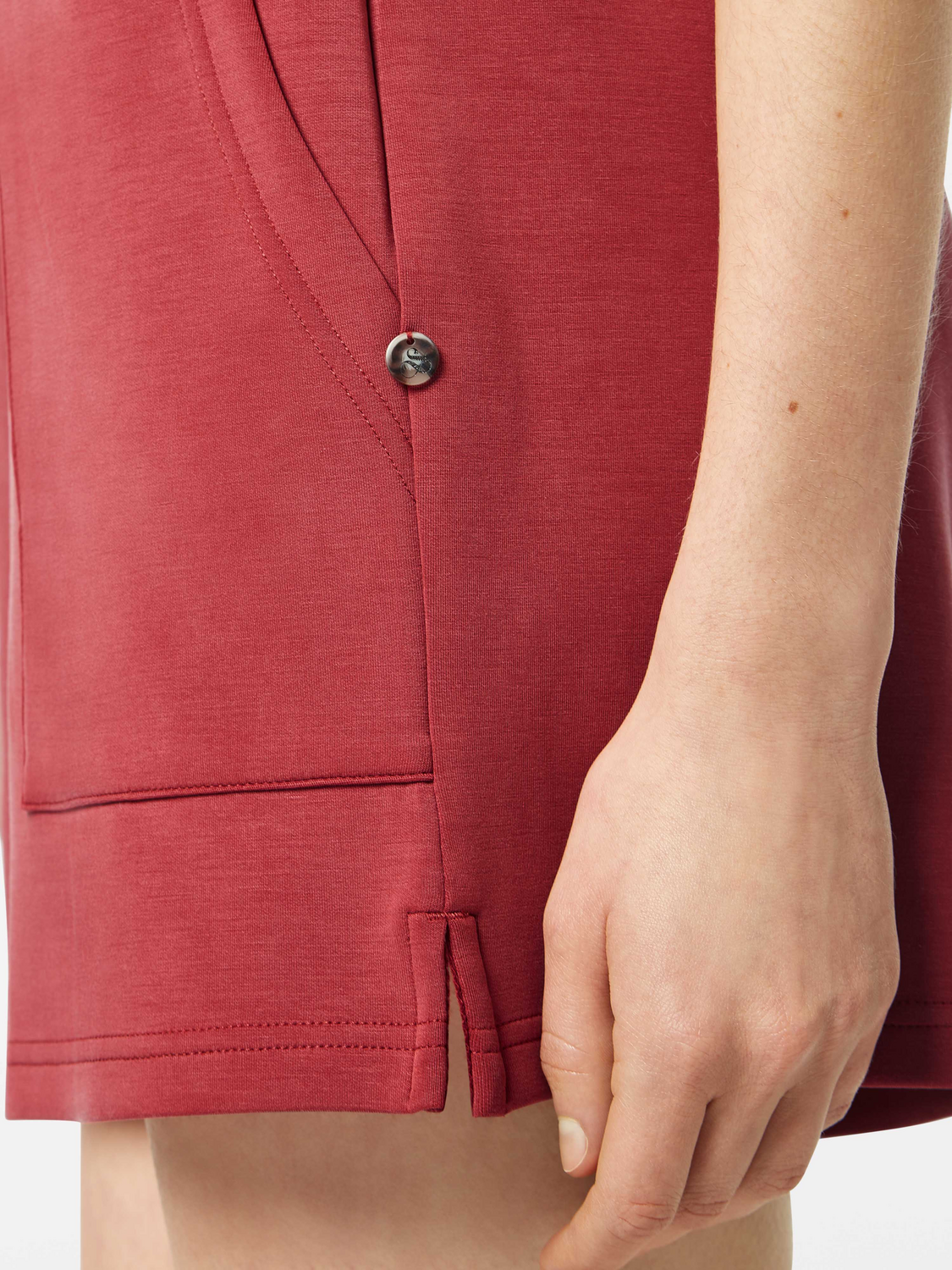 SCOTCH & SODA Tencel shorts detail view in soft fabric with a casual tailored design