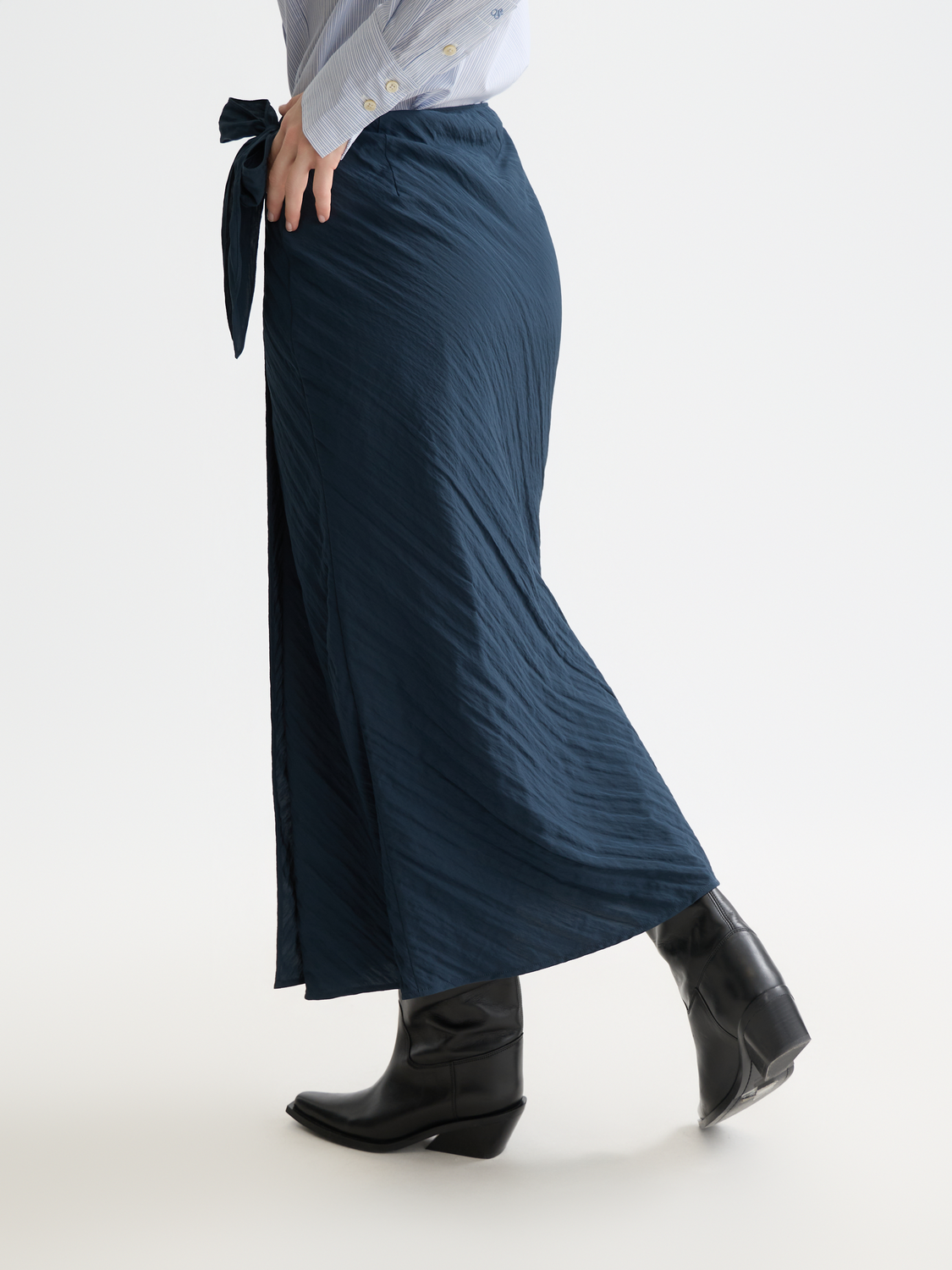 Scotch & Soda midi wrap skirt in floral fabric, featuring a tie waist and flowing silhouette, shown from the back view.