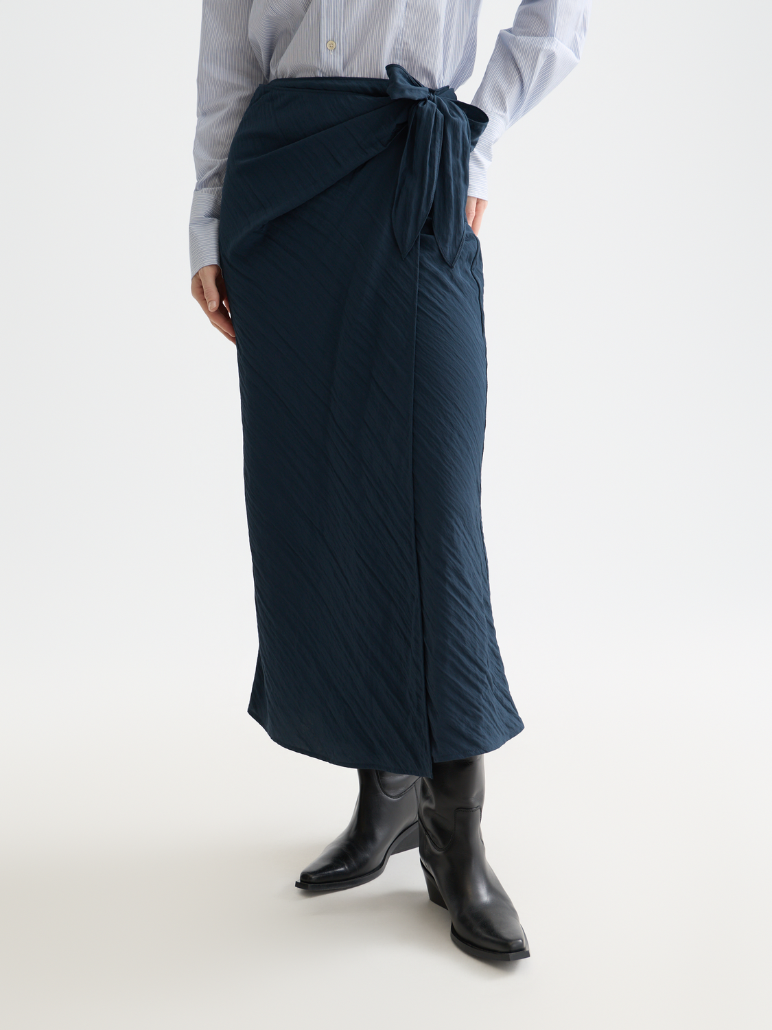 Scotch & Soda midi wrap skirt in floral fabric, featuring a tie waist and flowing silhouette, displayed on a model.