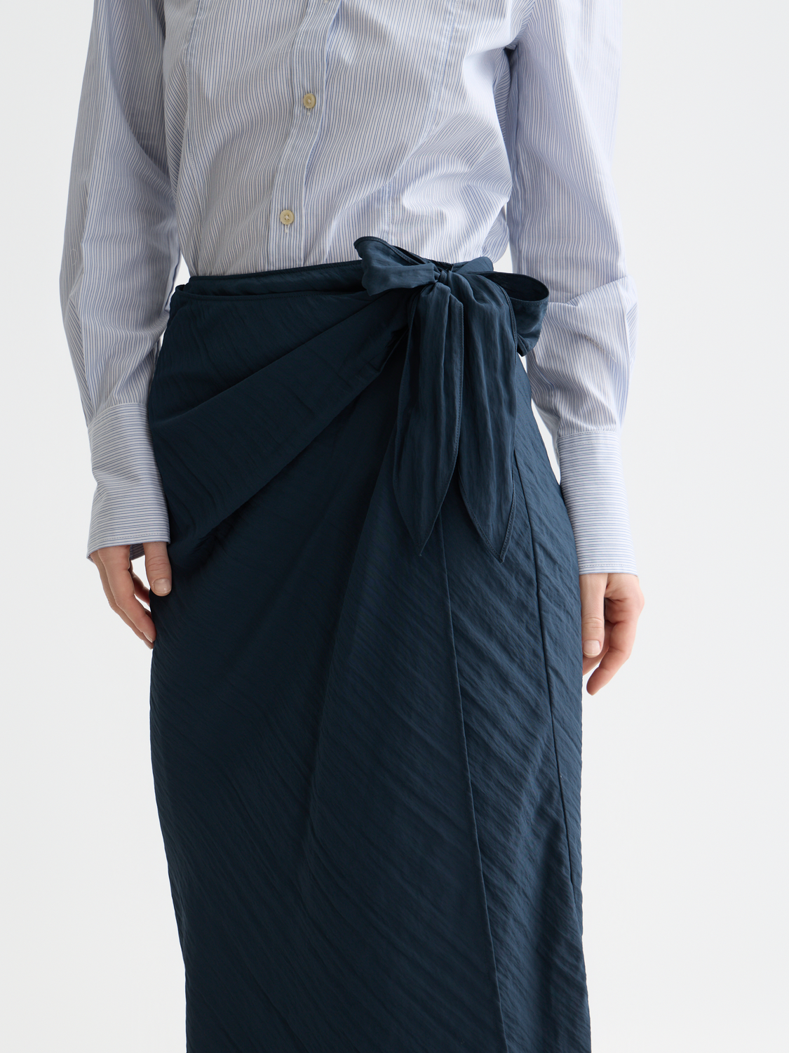 Scotch & Soda midi wrap skirt in floral print, flowing design, with tied waist and lightweight fabric detail.